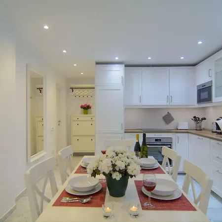 River Playa Beachfront Apartment, Large Terrace 푸엔히롤라